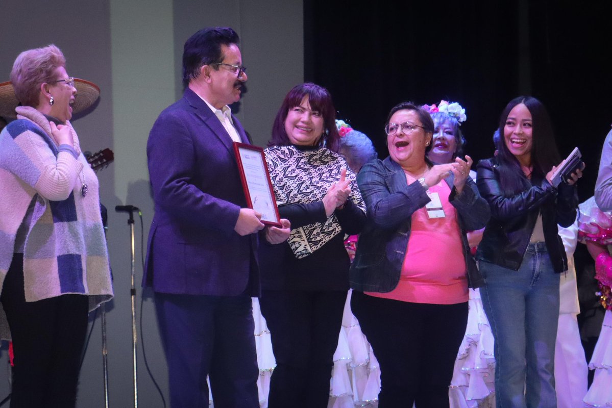 difhgo's tweet image. Esta noche, #LaFamiliaDIFH celebró junto a los grupos de baile, el 43° Aniversario del Ballet Folclórico y el 30° del Grupo de Baile de Salón del ISSSTE, durante una gala que reconoce el talento y la alegría de las personas mayores. 💃🏻🕺🏻✨