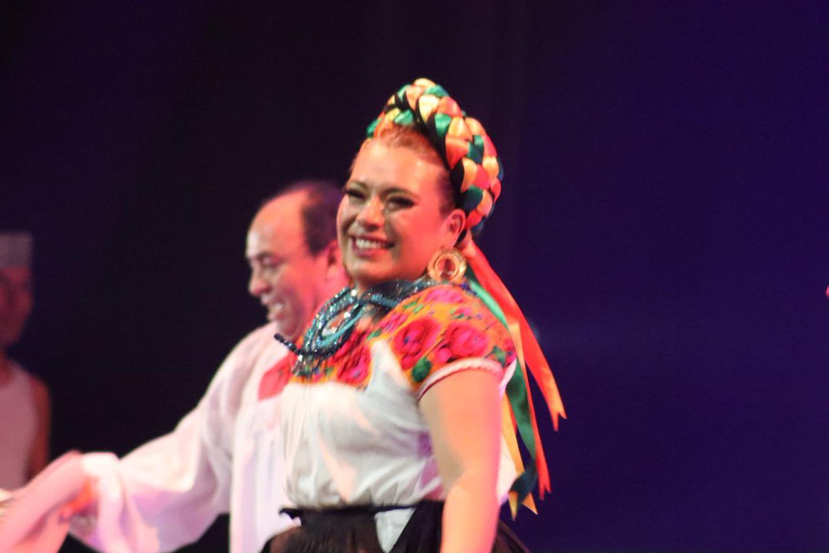 difhgo's tweet image. Esta noche, #LaFamiliaDIFH celebró junto a los grupos de baile, el 43° Aniversario del Ballet Folclórico y el 30° del Grupo de Baile de Salón del ISSSTE, durante una gala que reconoce el talento y la alegría de las personas mayores. 💃🏻🕺🏻✨