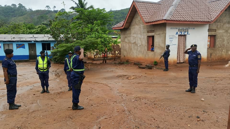 acprdcongo's tweet image. #RDC : la prise de conscience et le renforcement de la collaboration entre la population et les éléments de la Police nationale congolaise (PNC) dans la lutte contre l&apos;insécurité, ont marqué les échanges  vendredi entre la population de l&apos;agglomération Manterne et le commissaire…