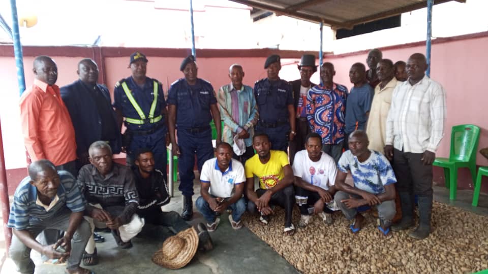 acprdcongo's tweet image. #RDC : la prise de conscience et le renforcement de la collaboration entre la population et les éléments de la Police nationale congolaise (PNC) dans la lutte contre l&apos;insécurité, ont marqué les échanges  vendredi entre la population de l&apos;agglomération Manterne et le commissaire…