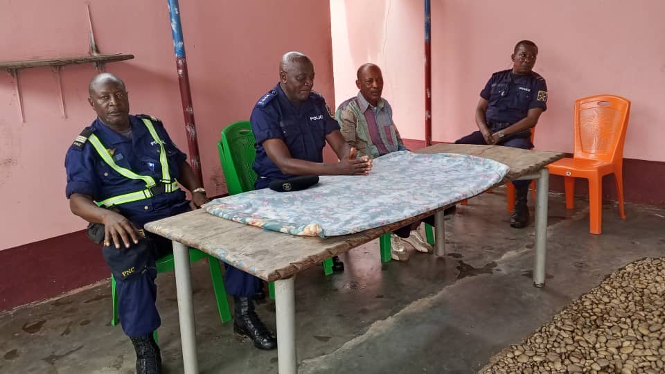 acprdcongo's tweet image. #RDC : la prise de conscience et le renforcement de la collaboration entre la population et les éléments de la Police nationale congolaise (PNC) dans la lutte contre l&apos;insécurité, ont marqué les échanges  vendredi entre la population de l&apos;agglomération Manterne et le commissaire…