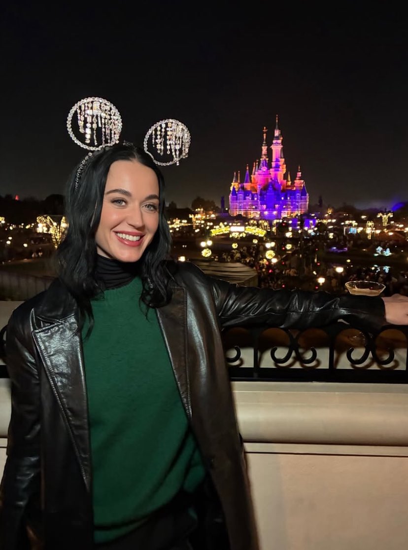 KatyActivity's tweet image. Katy Perry shared some Thanksgiving photos with her tour crew at Shanghai Disneyland 🤍