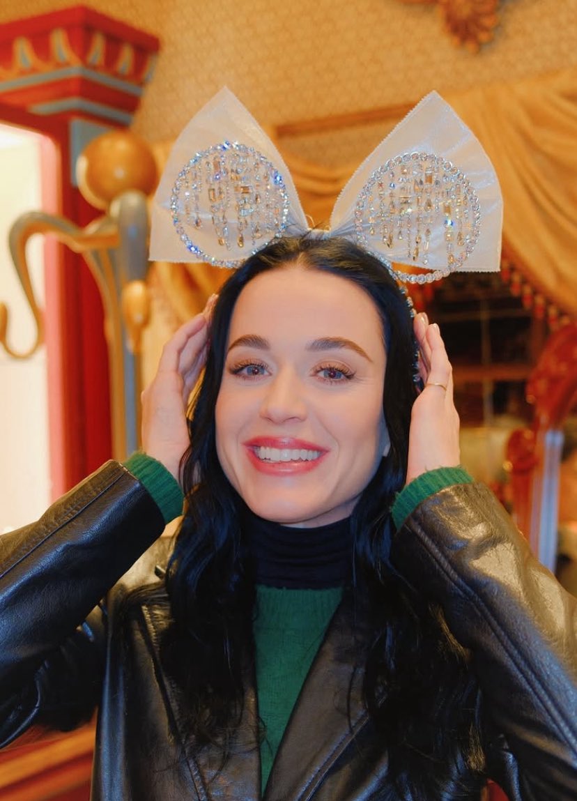 KatyActivity's tweet image. Katy Perry shared some Thanksgiving photos with her tour crew at Shanghai Disneyland 🤍