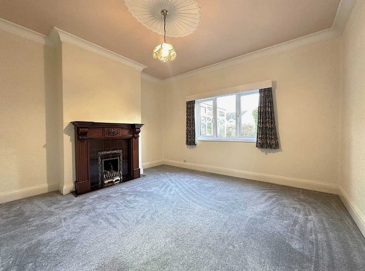CPHestateagents's tweet photo. 🌳 S T E P N E Y  D R I V E 🌳
This imposing three-bedroom detached family home offers three reception rooms, a downstairs WC, utility, and a spacious loft/hobbies room with ample storage. 

📍 Stepney Drive, Scarborough
💷 Guide price £450,000 
🔗 https://t.co/NimbD53tKK https://t.co/e4FIez0Uin