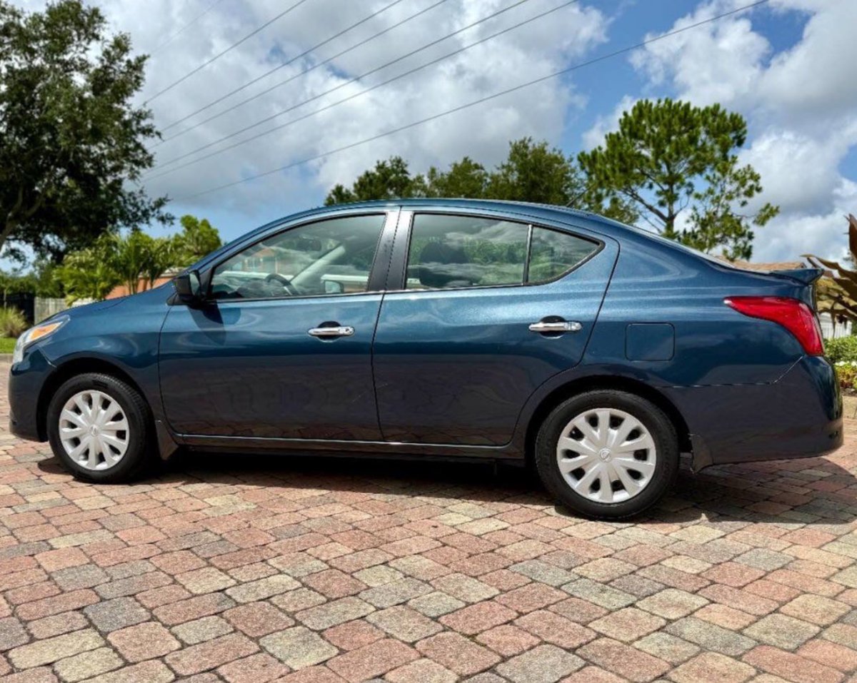 Hola ! Vendo Nissan versa 2012. 
📍Guayaquil, papeles en orden. 1 solo dueño, uso personal.
$8 mil negociables 🚙
Dm si están interesados 💬
Por favor ayuda con un RT🫶🏻