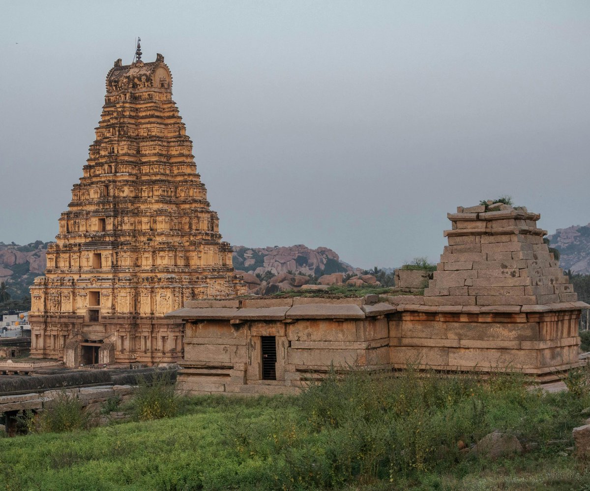 Anshul_arya167's tweet image. यह है &quot;विरूपाक्ष मंदिर&quot; जो कि कर्नाटक राज्य के हम्पी में स्थित हैं | यह मंदिर सातवीं शताब्दी में बनाया गया था| हम्पी मध्यकालीन काल में हिंदू साम्राज्य विजयानगर की राजधानी थीं | मंदिर का पूर्वी गोपुरम 50 मीटर ऊंचा हैं और इसमें नौ मंजिल हैं | #virupakshatemple #hampi #karnatka