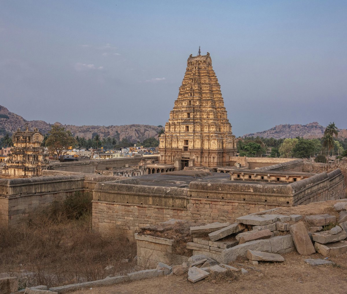 Anshul_arya167's tweet image. यह है &quot;विरूपाक्ष मंदिर&quot; जो कि कर्नाटक राज्य के हम्पी में स्थित हैं | यह मंदिर सातवीं शताब्दी में बनाया गया था| हम्पी मध्यकालीन काल में हिंदू साम्राज्य विजयानगर की राजधानी थीं | मंदिर का पूर्वी गोपुरम 50 मीटर ऊंचा हैं और इसमें नौ मंजिल हैं | #virupakshatemple #hampi #karnatka