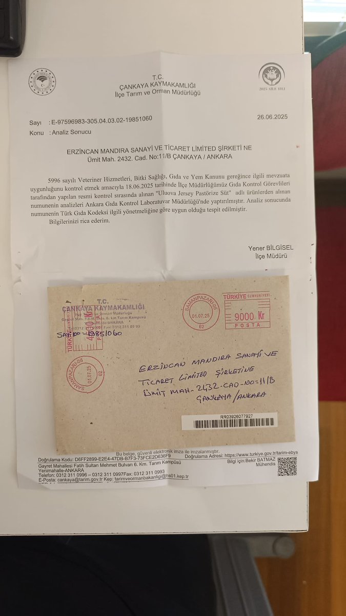 Bu sütle ikiz kardeş gibi benzeşen Jersey sütünü üretip  tüketiciye sunduğum için başıma gelenler inanılır gibi değil..!
Sırf bu süt yüzünden yasal takip için en çok şikayet edilen süt üreticisi durumuna geldim ya, şikayetçilere helâl olsun..
Onlar haklı, bu idealistlikle onların