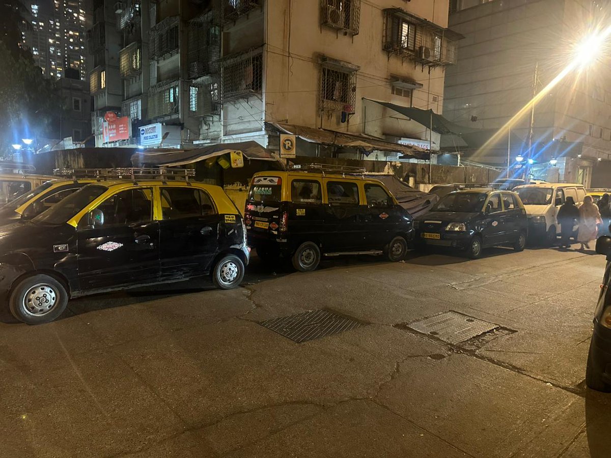 anasdokadia's tweet photo. Both sides parking of taxis at a No parking zone keeping no space for cars at Morland Road corner near bank of Baroda near ymca ground @Nagpadaps @AgripadaPS @MTPHereToHelp https://t.co/giS8vDYX0H
