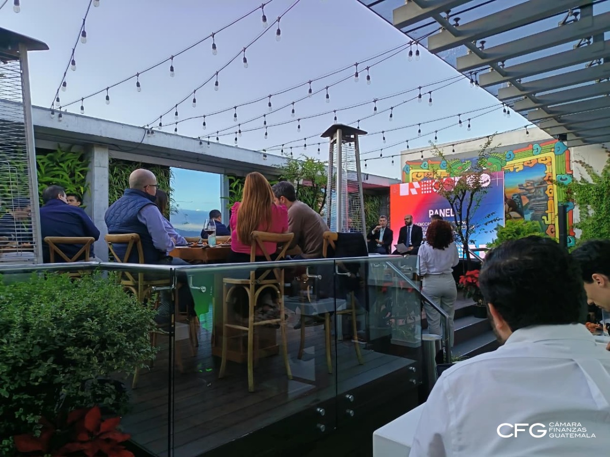 🤝 Participación Destacada | Lic. José Estuardo Cordova, Director de la Cámara de Finanzas de Guatemala, participó como panelista en el Fintech Meetup Noviembre 2025, un espacio que reunió a líderes del ecosistema financiero para dialogar sobre la democratización del sistema y el