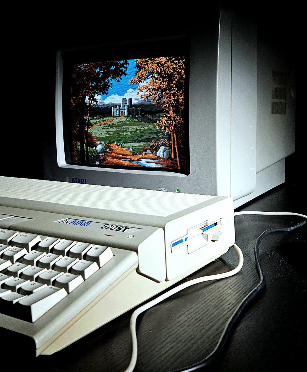 LundukeJournal's tweet image. Here’s a few pictures of beautiful old computers to remind you of how awesome computers can be.

Courtesy of @Retroldies.  (Worth a follow if you appreciate retro hardware.)