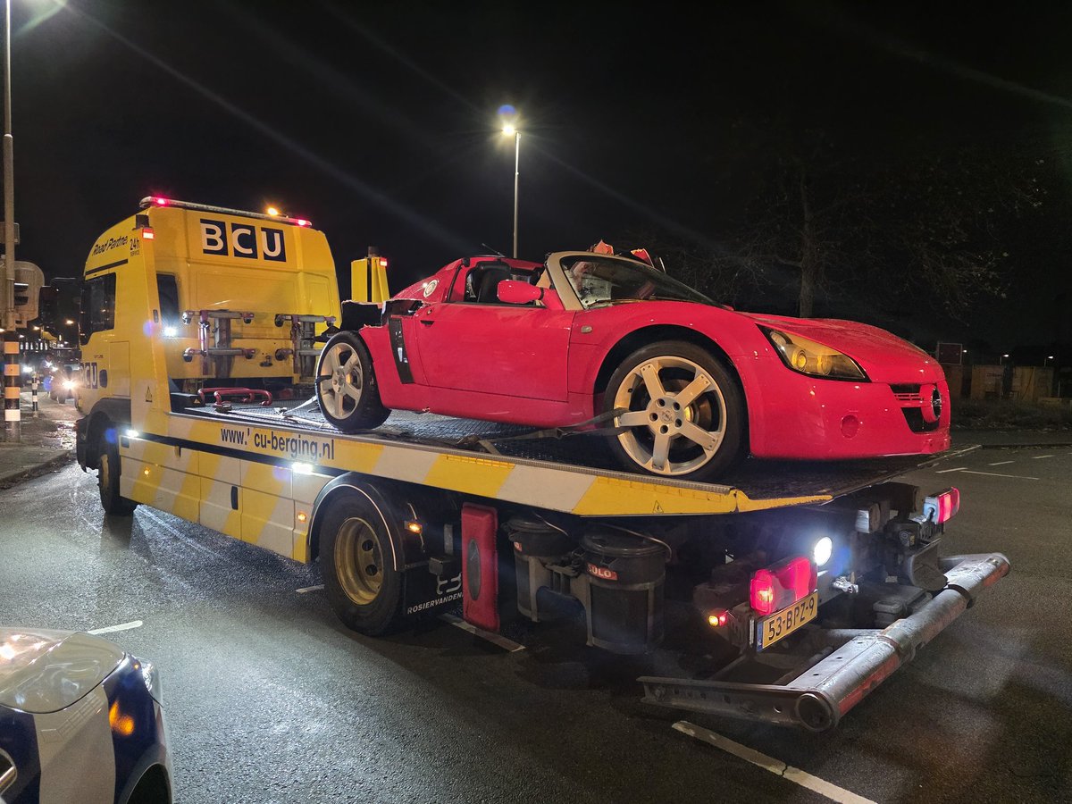 Auto te water bij Kleiwegbrug in Gouda
