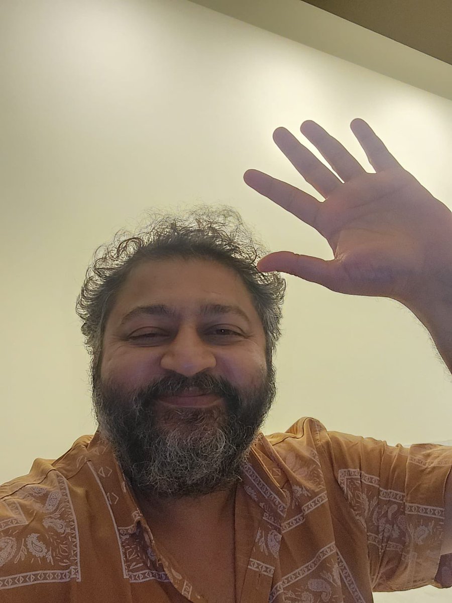 Bollywood4Osaka's tweet image. 監督のリジョからこんにちは。日本の皆さん、観たら感想聞かせてください！彼は来年撮影開始のヒンディー映画をムンバイで準備中。「ジャッリカットゥ」の撮影監督ギリーシュとのコンビ復活！