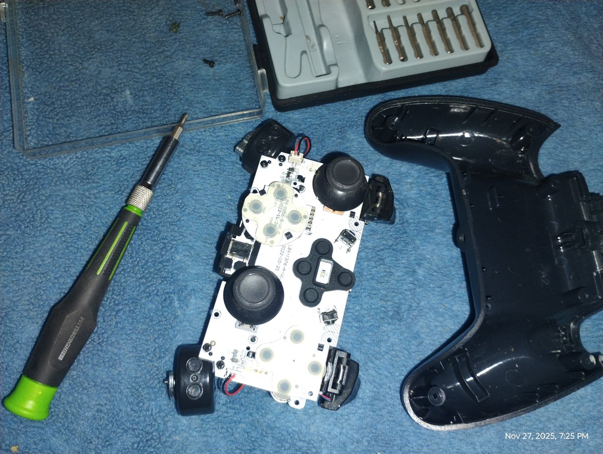 Cake_Kee_'s tweet image. My Xbox controller top wasn&apos;t working.. so I open it  up.
 And find a button bracket broke off.
 That why it wasn&apos;t working 
.. so now I just need to glue it find 
Another  part to replace it 
 #xboxcontroller