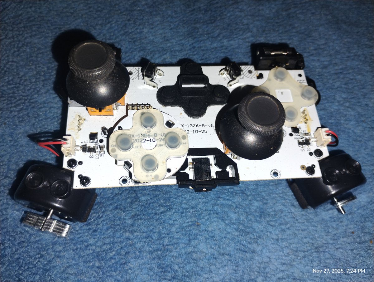 Cake_Kee_'s tweet image. My Xbox controller top wasn&apos;t working.. so I open it  up.
 And find a button bracket broke off.
 That why it wasn&apos;t working 
.. so now I just need to glue it find 
Another  part to replace it 
 #xboxcontroller
