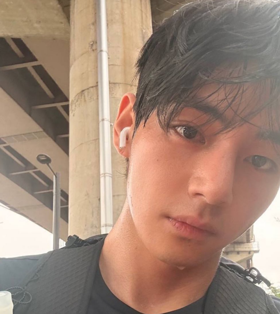 thyswon's tweet image. aaa I'm crying so hard, kim's face cards are undefeatable aaa cause what do you mean they still look hot even if they're sweaty 😩😩
sweaty mingyu 🤝 sweaty taehyung aaaa both are so hot 
#taehyung #mingyu #btsvt