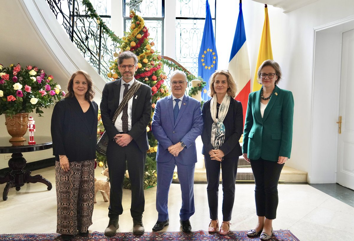 Fue un gran placer recibir ayer al viceministro <a href="/mauricio181212/">Mauricio Jaramillo Jassir</a> y a la directora <a href="/Nath_Broadhurst/">Nathalie Broadhurst</a> para seguir reforzando nuestra coordinación en el contexto del ingreso de Colombia al Consejo de Seguridad de la ONU en enero de 2026.
#FranciaEnColombia🇫🇷🤝🇨🇴