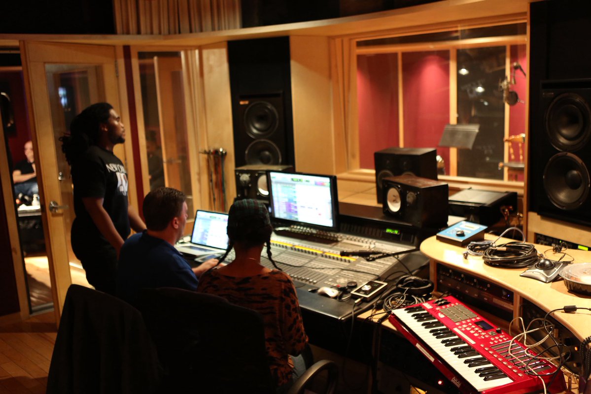 RoyalTMixes's tweet image. Hit me Up if u want to get your music or your mixing skills sounding amazing for 2026 &amp;amp; beyond!! #artistdevelopment #recordlabel 
 #consulting #soundtrackcurator #Fullsail #productioncompany
#audiomixing #mixengineer #protools   #musicproducer #mastering #ZoomPTmixingLessons