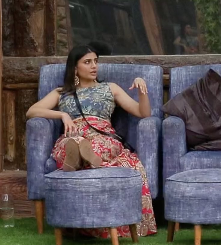 lust4ly's tweet image. remember when hana got blasted at for not attending that machharjaat’s unfunny show 😃

#bb19 #biggboss19 #FarrhanaBhatt