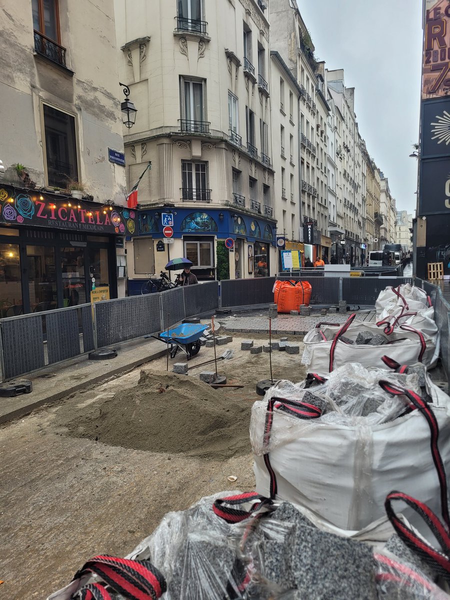 Florent_Giry's tweet image. Rue Poissonnière, le long du Grand Rex, nous terminons l&apos;aménagement du plateau piétonnier avec la pose des pavés !

➕ d&apos;espace et de sécurité pour les piétons et PMR, à deux pas des Grands Boulevards, comme une invitation à venir visiter Paris Centre 😉