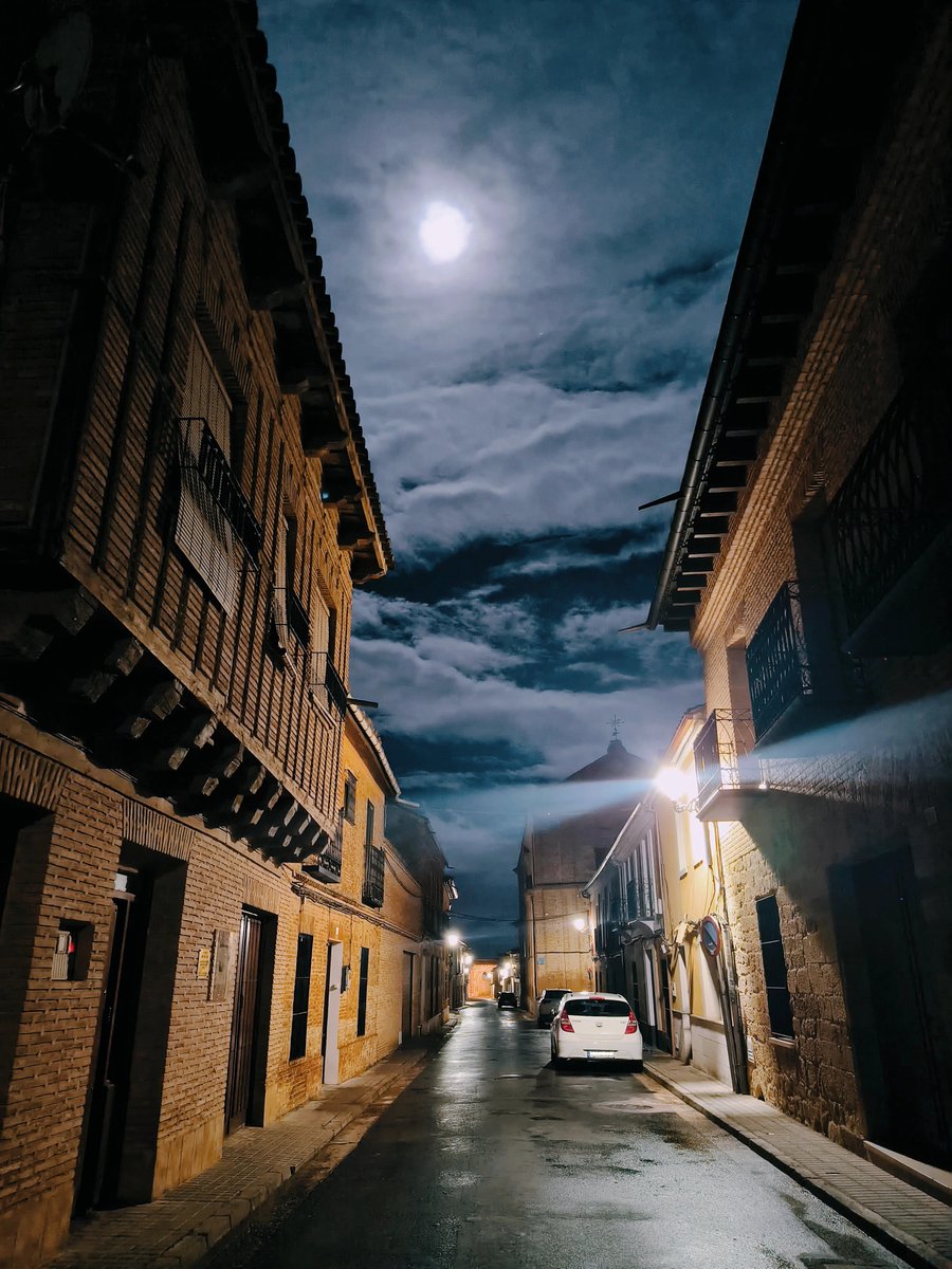La noche mayorgana tiene una luz especial, y en la Calle Derecha crea un ambiente casi cinematográfico 🌃🌙🎬✨
¿No creéis? 🤩
<a href="/CyLEsVida/">Turismo Castilla y León</a>
#DescubreMayorga
