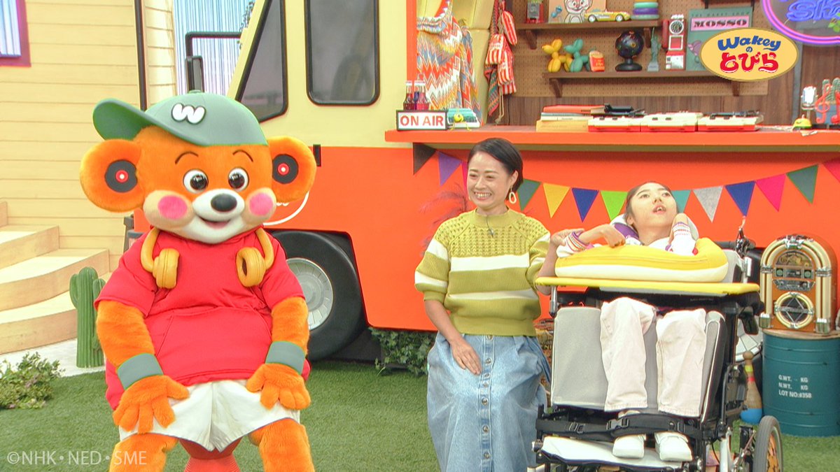 thewakeybase's tweet photo. みんな～ Awakey！
今週は、障害がある人もない人も一緒に楽しむ1週間。

FUN（楽しさ）＋ inclusion（インクルージョン）で
#FUNclusion（ファンクルージョン）ウィークだよ！

きょうは、ウェイキーの友だち・かのんさんと
お母さんが遊びに来てくれました！！！

かのんさんは、大田原症候群という病気で
脳からの指令が上手く伝わらず、思うように身体が動かせません。
噛む力や飲み込む力が弱く、食事や水分が摂りづらいので
どんな風に食事をしているかを学びました。

見逃した人は、Eテレ夕方5:10からの再放送をチェックしてください。

#TheWakeyShow #ウェイキー
#大田原症候群　、