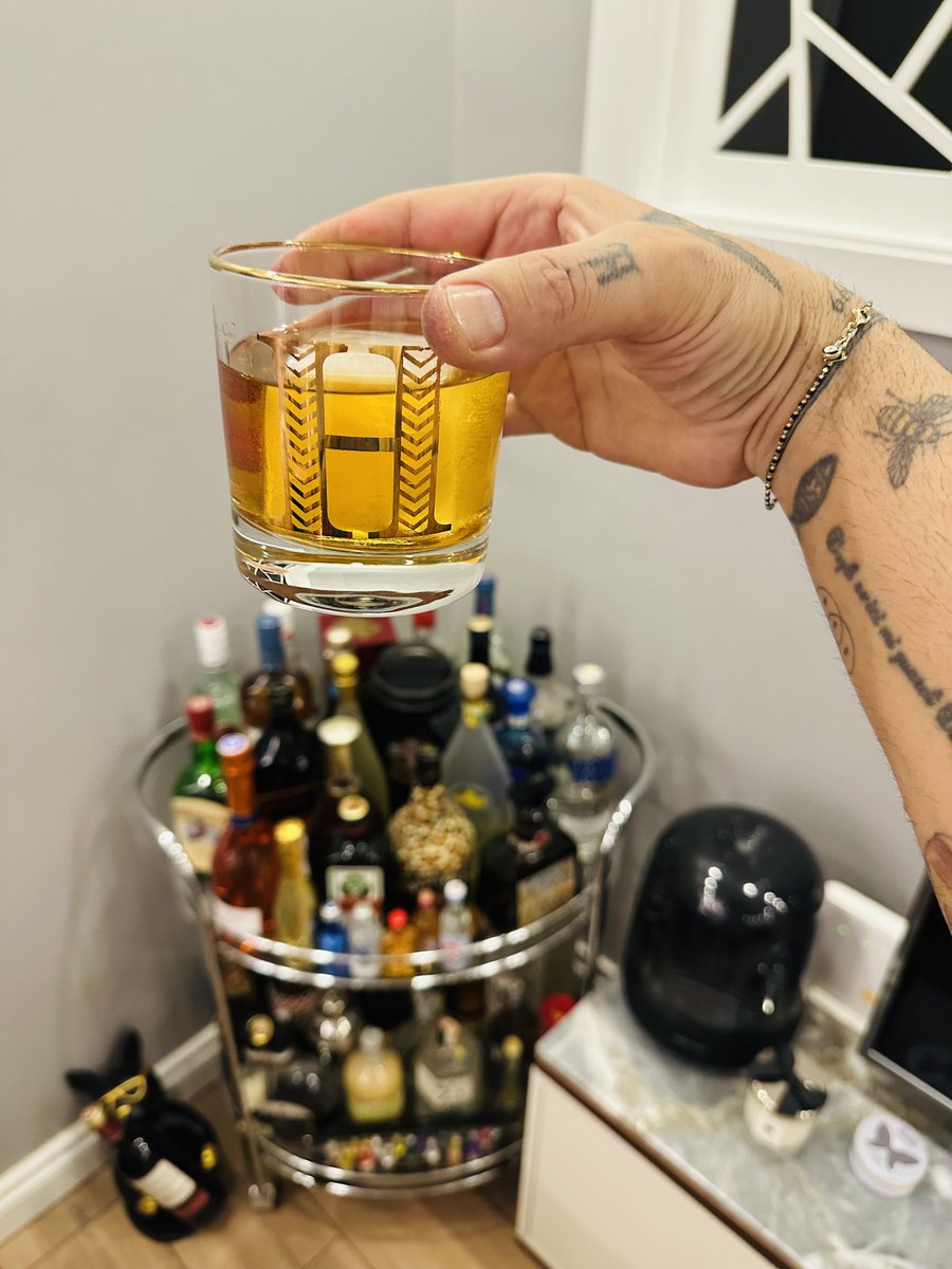Herman76677231's tweet photo. Papanın bana verdiği yetkiye dayanarak sizleri kutsuyorum aziz twetter kardeşlerim.🥃
Kutsal hafta sonu ayinimiz başladı. Ayine tüm twitter aziz kardeşlerimi bekliyorum bağışta bulunmak isteyen kardeşlerimiz 👇
#JOHNNIEWALKER
#DOUBLEBLACK bulunabilirler 🥃😂 https://t.co/UKOBcxAIns