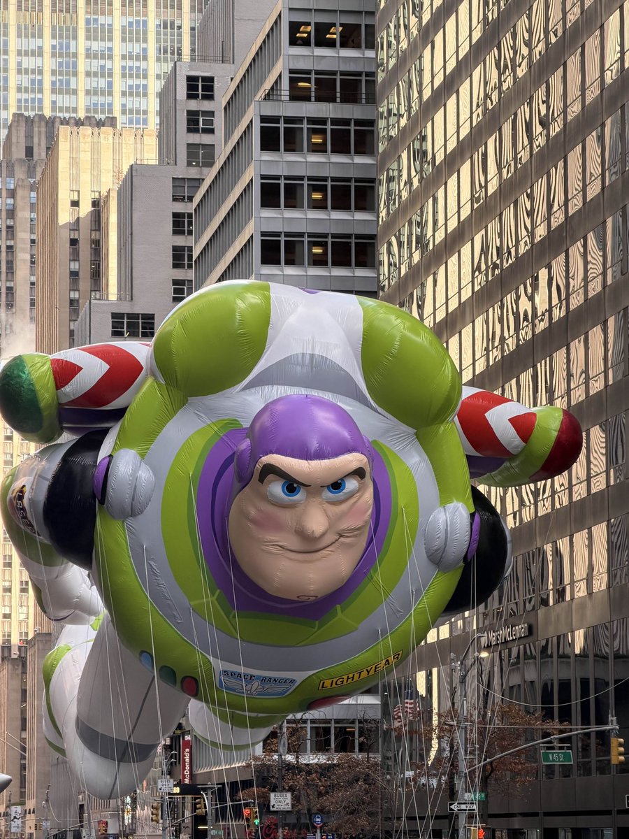 ED92Magic's tweet image. Disney around the World 🌎✈️

Yesterday, our reporter was in New York to see The Macy’s Thanksgiving Parade 🦃🍁🇺🇸✨

#MacysParade #Disney #newyorkcity