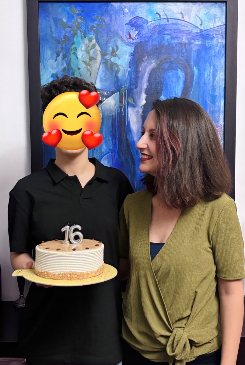 وایسادم عکس بگیریم به مناسبت تولدش، دیدم قدش ازم بلندتر شده 🥺 حالا هر روز دارم می‌بینمش ولی یهو قدکوتاه شدم انگار :))