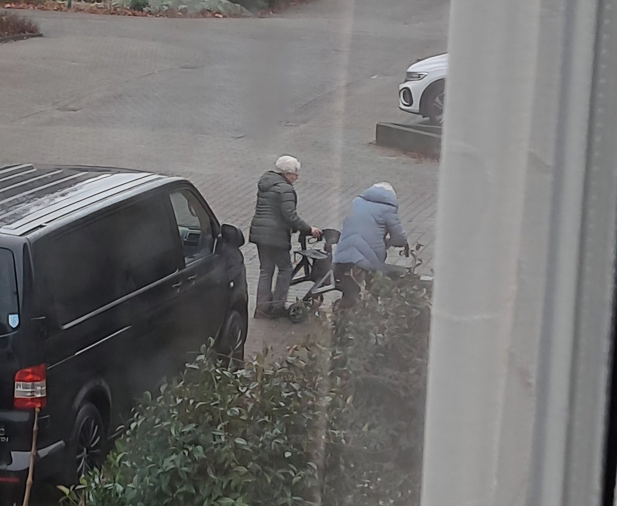 Vanwege het slechte #weer besloot ik aan mijn 85-jarige buurvrouw te vragen of ze nog wat bij de #winkel nodig had. En ja hoor: dat had ze.

Dus gaf ik haar mijn #boodschappenlijstje. Het heeft namelijk geen zin om allebei naar buiten te gaan, toch?