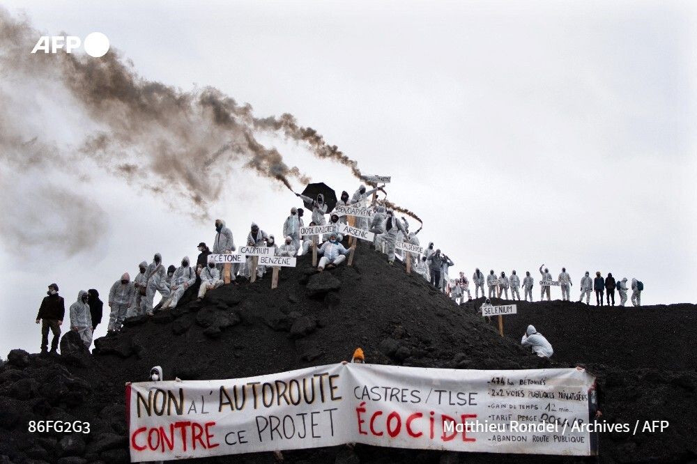 afpfr's tweet photo. ⚖️ Un directeur de travaux du chantier de l'A69 a été mis en examen jeudi pour son implication dans les "commandos" ayant visé des opposants de cette autoroute contestée, a-t-on appris vendredi auprès du parquet de Toulouse, confirmant une information de La Dépêche du Midi. https://t.co/5JUOmcqfT1