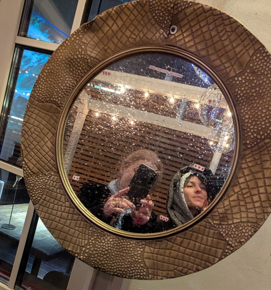 Девочки отдыхают)