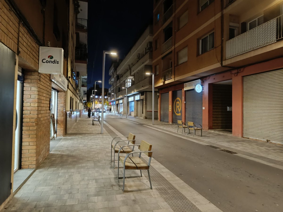 A mig Carrer Santa Marcel.lina mai tenim llums de Nadal... L'any passat per obres, ok. I aquest any per què no n'hi ha? No paguem suficients impostos aquesta part? <a href="/Cerdanyola/">Cerdanyola</a> 

Es nota la falta de carinyo aquí, inclòs en l'acabat de les voreres tot i ser noves.