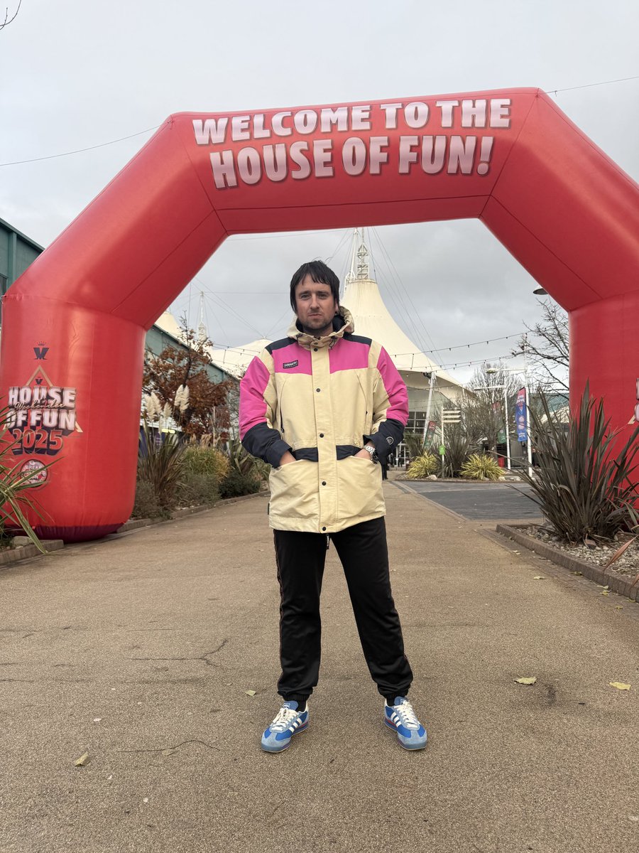 TaylorMod's tweet image. I&apos;m sorry son
But we don&apos;t stock
Party gimmicks
In this shop
Try the House of Fun
It&apos;s quicker if you run
This is a chemist
Not a jokers&apos; shop!