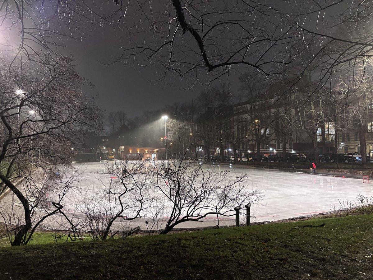 Luistinradalla oli tilaa tihkusateen kastelemalla jäällä. Tunnelma silti kohdallaan. #Helsinki 💙