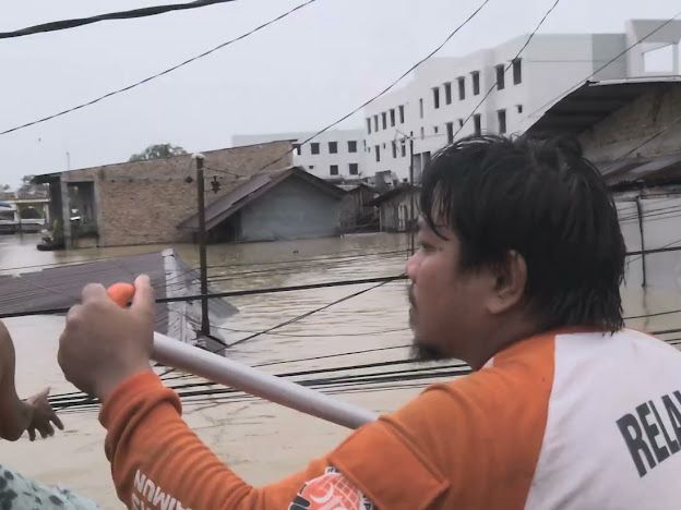 gatse8's tweet photo. Dulu, Relawan PKS diledek agar jadi Lembaga Kemanusiaan aja daripada Partai, eh yang ngeledek ga lolos ET yang diledek tetep aja turun ke lokasi. Ini posisi di Medan Maimun. https://t.co/stMSRqtbp6