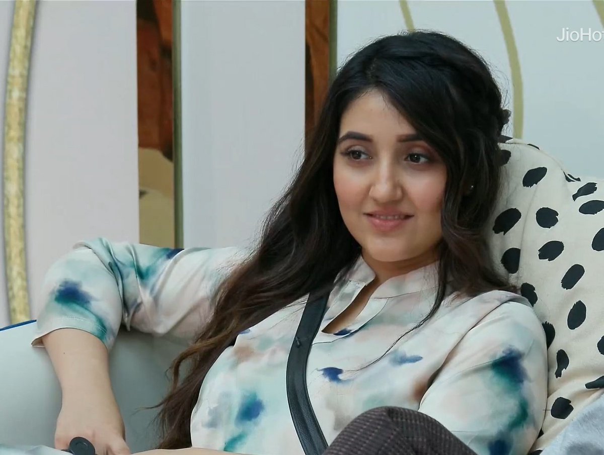 Choaticevil's tweet photo. Es ladki ne pura fandom ke (g) jalake rekhi thi literally 😭🔥 1 Vs all fandom proud of you girl 🥹👑 

#AshnoorKaur #BigBoss19 #Abhinoor https://t.co/Q4a4GdwjbD