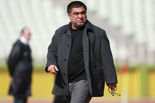 یک وقتی غلام پیروانی در جواب مجری به این پرسش که چه غدایی دوست دارد گفت:
من پلو مرغ شب عید را خیلی دوست دارم، چون همه شب عید، بالاخره، پلو مرغ جور می‌کنند و می‌خورند.

پلو مرغ دوست داشت چون همه می‌خوردند.
"معرفت" را آدم از خانواده یاد می‌گیرد. آدم بی‌معرفت خط سفید را می‌پذیرد.