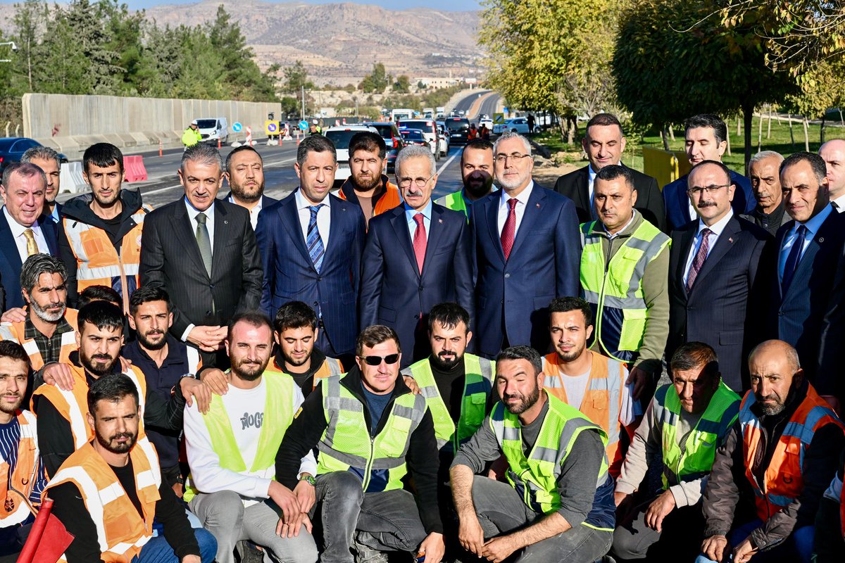 a_uraloglu's tweet photo. Mardin-Midyat Yolu Otogar Kavşağı Projemizi yerinde inceleyerek çalışmalar hakkında bilgi aldık.

📌 Bölgenin turizm ve ticaret akslarının merkezinde yer alan 58,8 km’lik Mardin–Midyat Yolu’nu bölünmüş yol standardında Mardin’e kazandıracağız.

✅ 2024 yılı sonunda 15,3 km’lik kesimini tamamladık.

📌 2025 yılı içinde ise 7 km’lik kesimde çalışmalar bitirildi.
📌 Otogar (Ramada) Sığınmalı Kavşağı’ndaki düzenleme çalışmalarımız sürüyor.

Mardin’in ulaşım altyapısını güçlendirmek ve yol standartlarını yükseltmek için çalışmalarımıza aralıksız devam ediyoruz.

📍Mardin

#TürkiyeHızlanıyor 🇹🇷