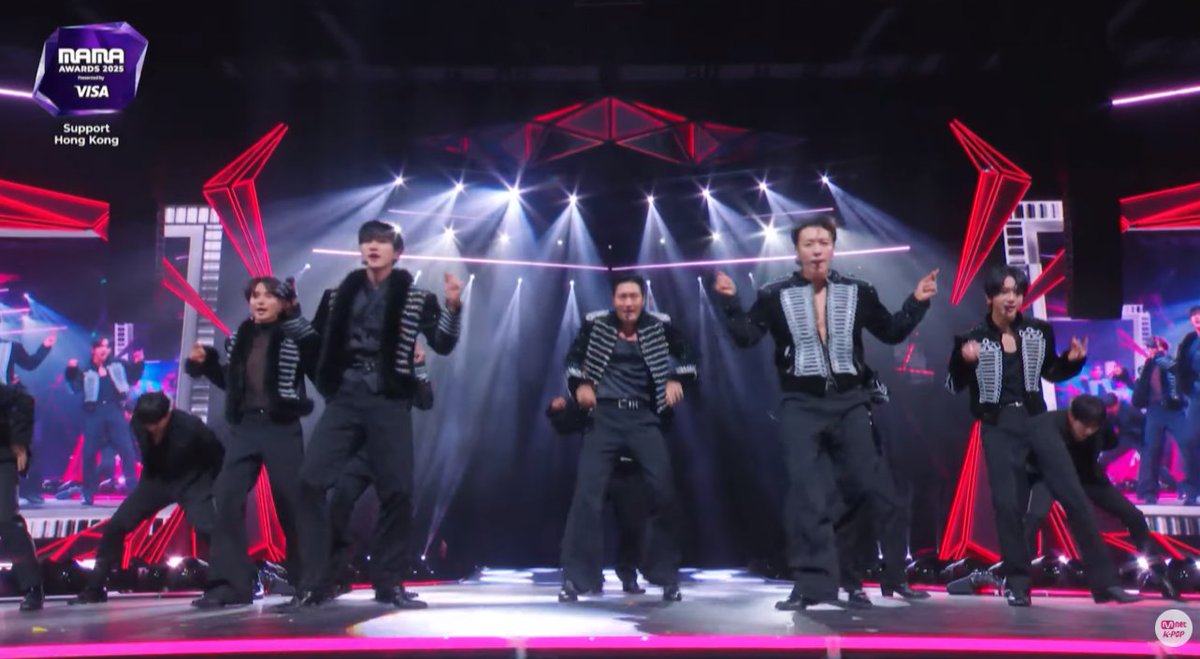 hallyulifeAMG's tweet photo. SUPER JUNIOR performing "SORRY, SORRY" like it's 2009! 💙

#MAMAAWARDS #2025MAMA #2025MAMAAWARDS #SUPERJUNIOR https://t.co/gqGfTfouyo