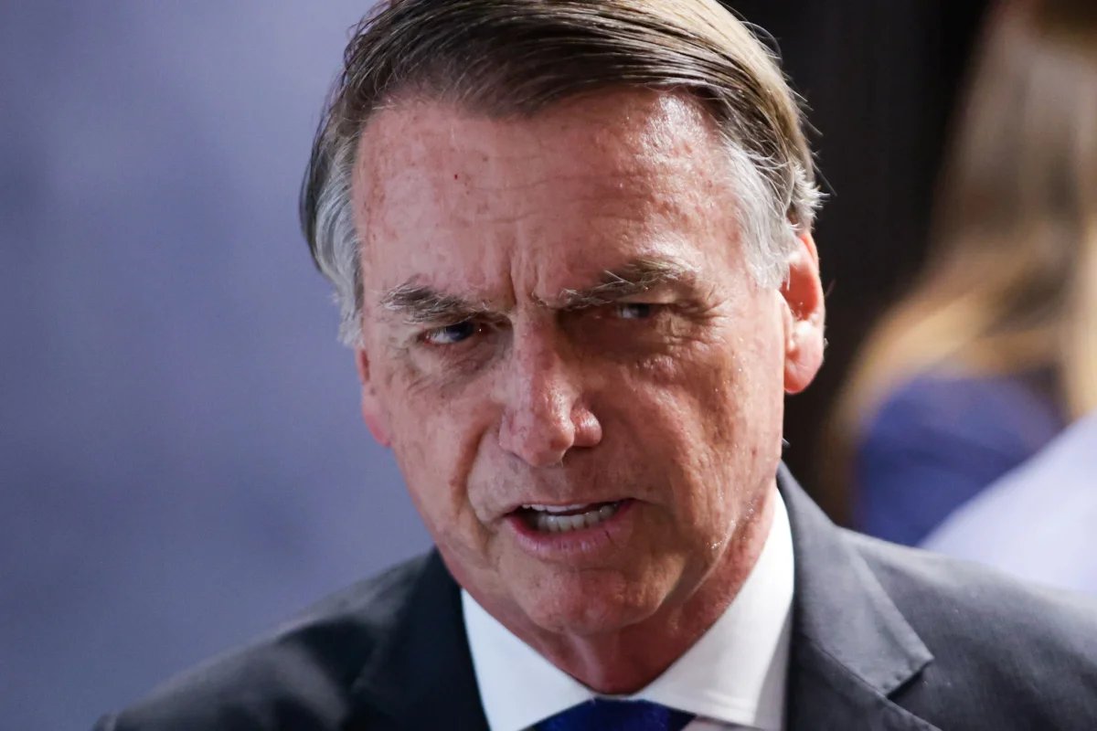 BlogdoNoblat's tweet image. Jair Bolsonaro (PL) vai continuar recebendo aposentadoria de R$ 41.563,98 mil por mês da Câmara. Bolsonaro também recebe pensão como capitão reformado do Exército. Caso perca a patente, os R$ 12.861,61 mensais passarão a Michelle Bolsonaro e à filha Laura. Mas Bolsonaro perdeu os…