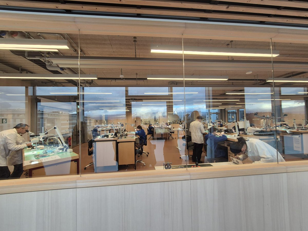 🧵4/8
Durante la jornada visitamos diversas escuelas de FP: automoción, mecatrónica y la histórica Escuela de Relojería de Ginebra, con 200 años de trayectoria Todas ellas forman parte del prestigioso Centro de Formación Profesional y Tecnología de Ginebra (CFPT).