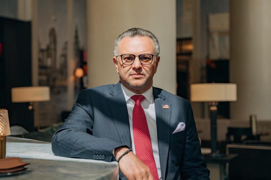 أكبر (منجزاته) أن ابنه تزوّج ابنة ترامب..!
رجلٌ بلا رصيدٍ سياسي، يقتات على المصادفات العائلية ويقدّمها كإنجاز ، وجهه لا يوحي بالثقة، وتصرفاته المتعالية لا تشبه لا المكان ولا اللحظة التاريخية التي نعيشها ،السياسة ليست منصّة للفوقية الوراثية او مكتسبات المصاهرة
#مسعد_بولس #السودان