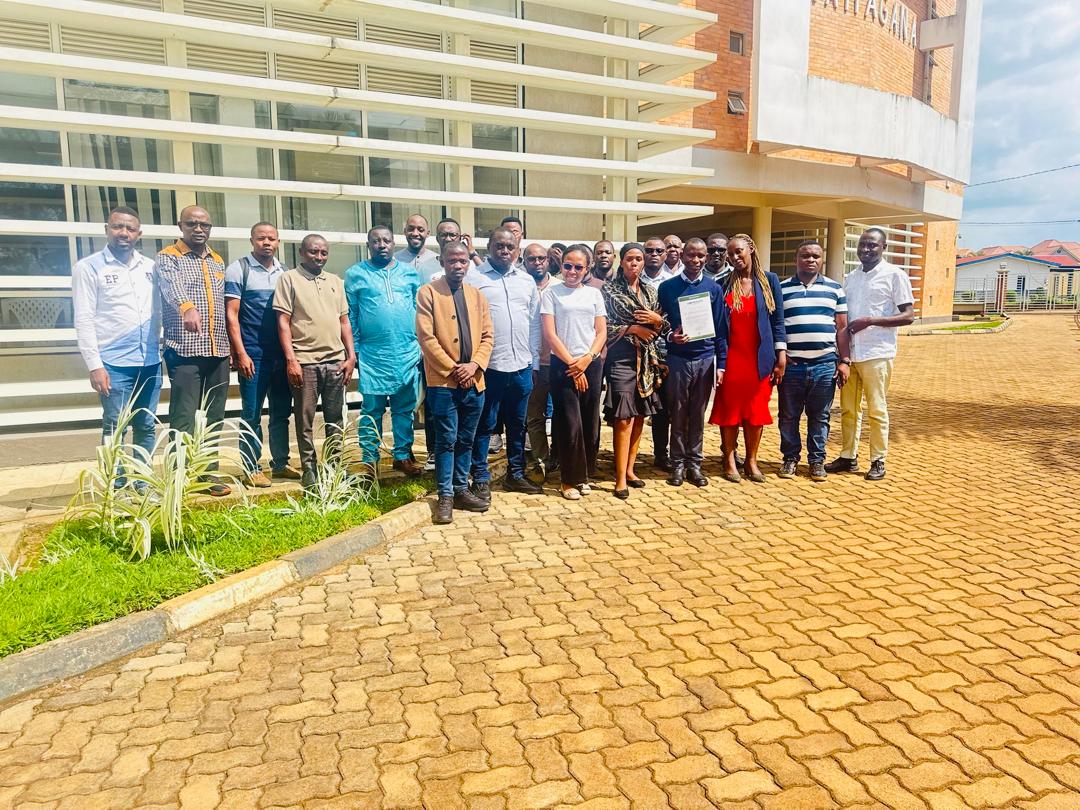 UrbanplannersR's tweet image. #Week3
RUPI members took part in a workshop facilitated by @Lands_Rwanda, centered on participatory and climate-resilient land readjustment for Rwanda’s Detailed Site Plans.
Only RUPI-licensed firms are authorized to prepare plans.  @NishimweMG @vivientoo @EnvironmentRw