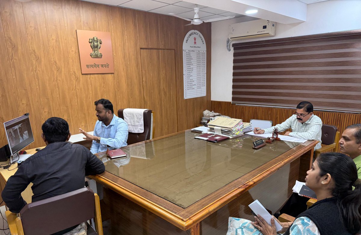 CollectorJamngr's tweet image. મતદારયાદી સુધારણા કાર્યક્રમ અન્વયે મતદાર નોંધણી અધિકારીશ્રી, ૭૬-કાલાવડ દ્વારા તમામ AEROs, સેક્ટર ઓફીસરશ્રીઓ સહ બેઠક યોજી તા. ૨૯-૩૦ નવે.ના રોજ યોજવામાં આવનાર ખાસ કેમ્પના આયોજનની સમીક્ષા કરી તેમજ બાકી તમામ મતદારોને આવરી લેવા સુચના આપી.
@ECISVEEP @CEOGujarat @infojamnagargog