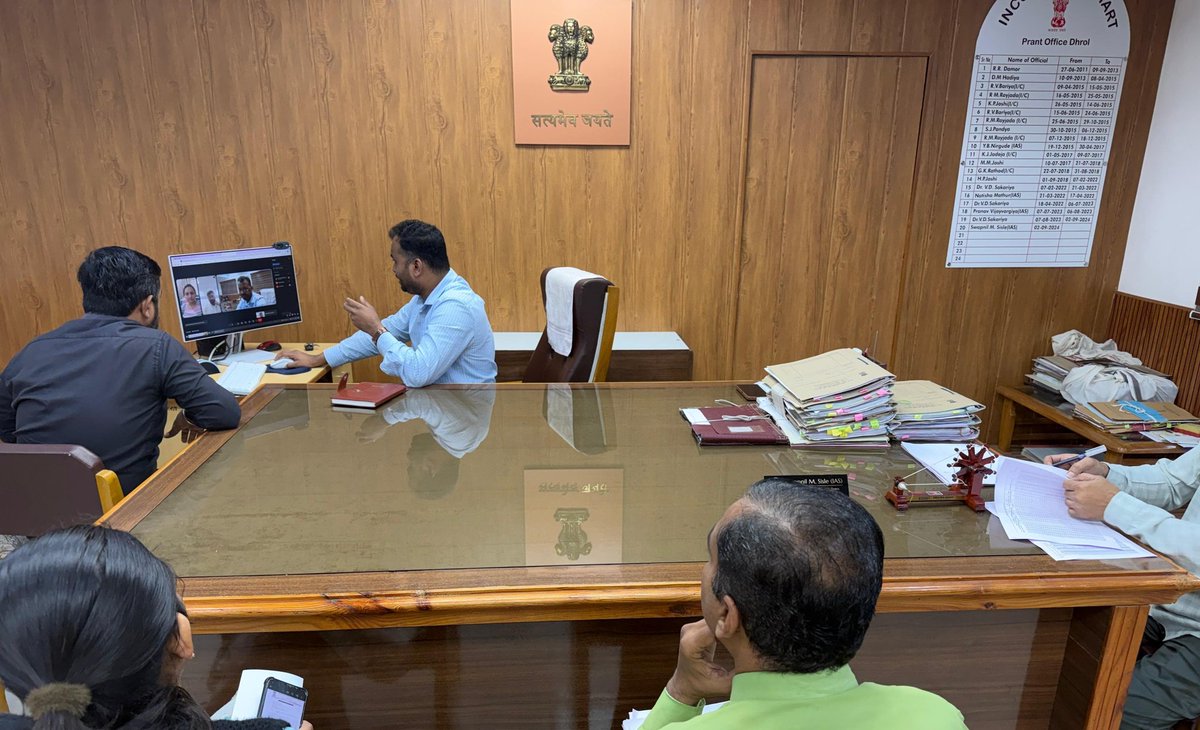 CollectorJamngr's tweet image. મતદારયાદી સુધારણા કાર્યક્રમ અન્વયે મતદાર નોંધણી અધિકારીશ્રી, ૭૬-કાલાવડ દ્વારા તમામ AEROs, સેક્ટર ઓફીસરશ્રીઓ સહ બેઠક યોજી તા. ૨૯-૩૦ નવે.ના રોજ યોજવામાં આવનાર ખાસ કેમ્પના આયોજનની સમીક્ષા કરી તેમજ બાકી તમામ મતદારોને આવરી લેવા સુચના આપી.
@ECISVEEP @CEOGujarat @infojamnagargog