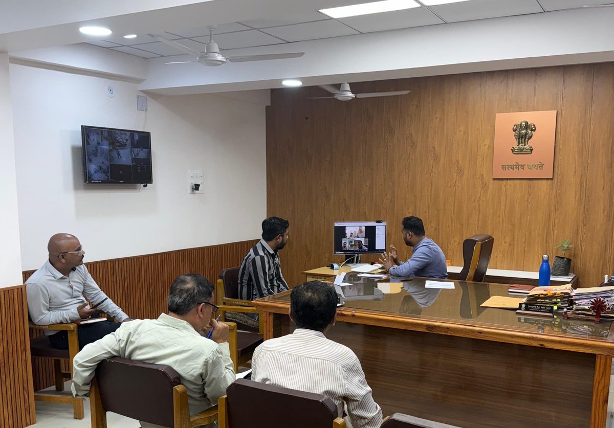 CollectorJamngr's tweet image. મતદારયાદી સુધારણા કાર્યક્રમ અન્વયે મતદાર નોંધણી અધિકારીશ્રી, ૭૬-કાલાવડ દ્વારા તમામ AEROs, સેક્ટર ઓફીસરશ્રીઓ સહ બેઠક યોજી તા. ૨૯-૩૦ નવે.ના રોજ યોજવામાં આવનાર ખાસ કેમ્પના આયોજનની સમીક્ષા કરી તેમજ બાકી તમામ મતદારોને આવરી લેવા સુચના આપી.
@ECISVEEP @CEOGujarat @infojamnagargog