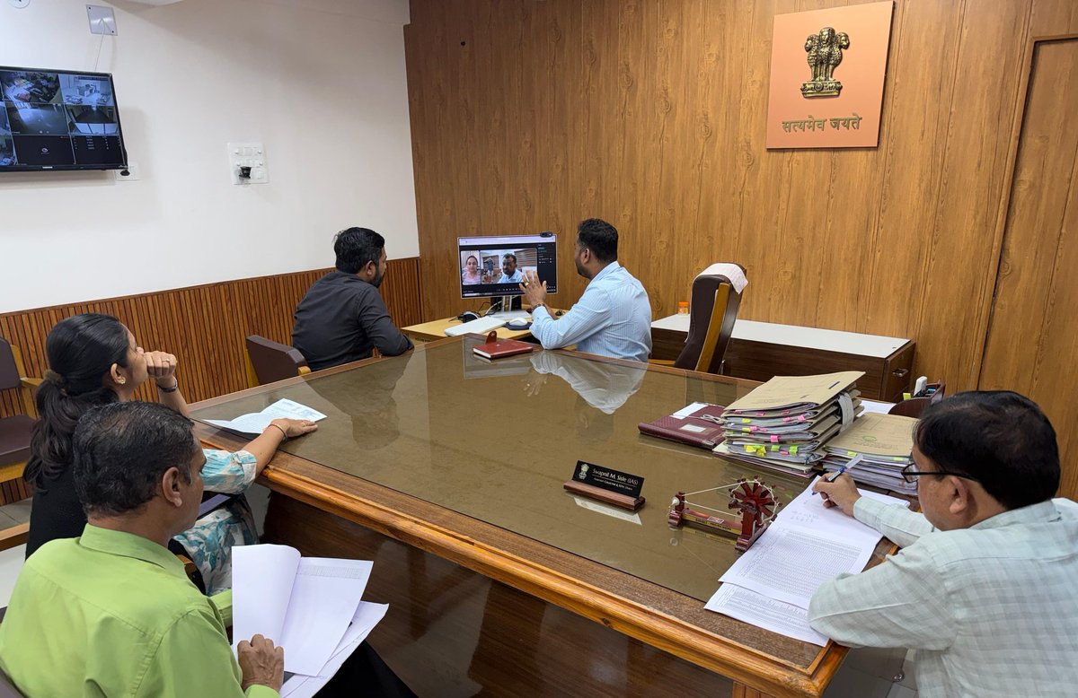 CollectorJamngr's tweet image. મતદારયાદી સુધારણા કાર્યક્રમ અન્વયે મતદાર નોંધણી અધિકારીશ્રી, ૭૬-કાલાવડ દ્વારા તમામ AEROs, સેક્ટર ઓફીસરશ્રીઓ સહ બેઠક યોજી તા. ૨૯-૩૦ નવે.ના રોજ યોજવામાં આવનાર ખાસ કેમ્પના આયોજનની સમીક્ષા કરી તેમજ બાકી તમામ મતદારોને આવરી લેવા સુચના આપી.
@ECISVEEP @CEOGujarat @infojamnagargog