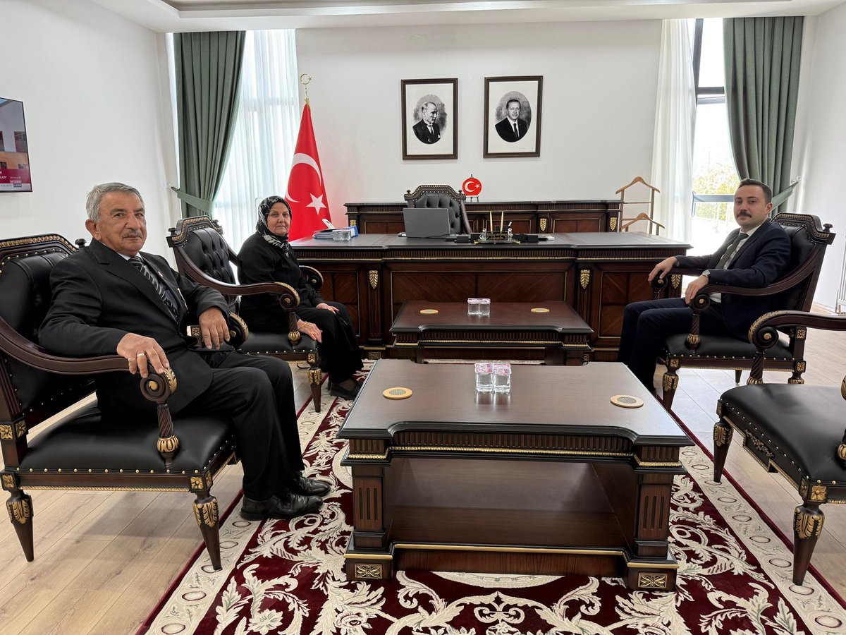 Gazimiz Mehmet SOYLU ve kıymetli eşi, Kaymakamımız Sayın Hüseyin BÜTÜNER’i makamında ziyaret etti.
Kaymakamımız, gazimize ve eşine nazik ziyaretlerinden dolayı teşekkür etti.