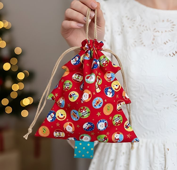 CraftsOnDisplay's tweet image. This year, swap boring paper for a fabric gift bag shaped like a Christmas tree! You don&apos;t want to miss out on this drawstring bag 🎄#sewing #freepattern craftsondisplay.com/sewing/christm…